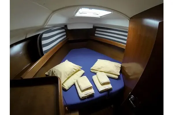 Double cabin with a blue mattress, pillows and towels